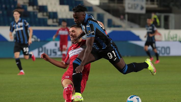 BERGAMO, ITALY - SEPTEMBER 11: Duvan Zapata of Atalanta BC is challenged by Nikola Milenkovic of ACF Fiorentina during the Serie A match between Atalanta BC and ACF Fiorentina at Gewiss Stadium on September 11, 2021 in Bergamo, Italy. (Photo by Emilio Andreoli/Getty Images) 
