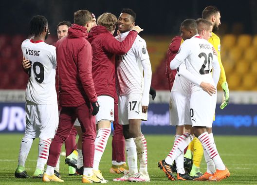 Il Milan festeggia la vittoria sul Benevento. Il Milan festeggia la vittoria sul Benevento.