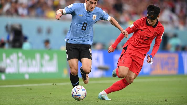 AL RAYYAN, QATAR - NOVEMBER 24: Heungmin Son of Korea Republic wearing a protective face mask chases Facundo Pellistri of Uruguay during the FIFA World Cup Qatar 2022 Group H match between Uruguay and Korea Republic at Education City Stadium on November 24, 2022 in Al Rayyan, Qatar. (Photo by Stu Forster/Getty Images) “Ma perché un si compra noi?” – Pellistri (Uruguay), desaparecido a Manchester - immagine 1