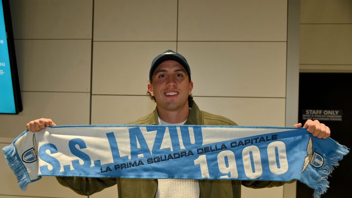 ROME, ITALY - JANUARY 31: SS Lazio new signing Luca Pellegrini during his arrival at Fiumicino airport on January 31, 2023 in Rome, Italy. (Photo by Marco Rosi - SS Lazio/Getty Images) Luca Pellegrini, finalmente Lazio: “Il derby con la Roma una partita come le altre” - immagine 1