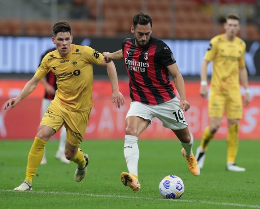 MILAN, ITALY - SEPTEMBER 24: Hakan Calhanoglu of AC Milan scores his goal during the UEFA Europa League third qualifying round match between AC Milan and Bodo Glimt at Stadio Giuseppe Meazza on September 24, 2020 in Milan, Italy. (Photo by Emilio Andreoli/Getty Images) MILAN, ITALY - SEPTEMBER 24: Hakan Calhanoglu of AC Milan scores his goal during the UEFA Europa League third qualifying round match between AC Milan and Bodo Glimt at Stadio Giuseppe Meazza on September 24, 2020 in Milan, Italy. (Photo by Emilio Andreoli/Getty Images)