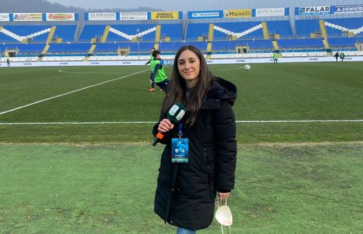 Beatrice Sarti, l'inviata di DAZN per il derby Brescia-Cremonese Beatrice Sarti, l'inviata di DAZN per il derby Brescia-Cremonese