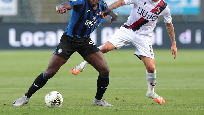 BERGAMO, ITALY - JULY 21: Duvan Zapata of Atalanta BC competes for the ball with Gary Medel of Bologna FC during the Serie A match between Atalanta BC and Bologna FC at Gewiss Stadium on July 21, 2020 in Bergamo, Italy. (Photo by Emilio Andreoli/Getty Images) BERGAMO, ITALY - JULY 21: Duvan Zapata of Atalanta BC competes for the ball with Gary Medel of Bologna FC during the Serie A match between Atalanta BC and Bologna FC at Gewiss Stadium on July 21, 2020 in Bergamo, Italy. (Photo by Emilio Andreoli/Getty Images)