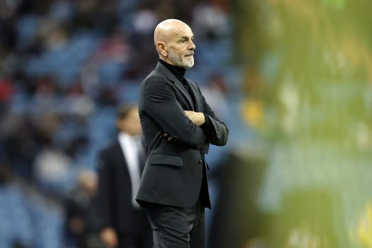 RIYADH, SAUDI ARABIA - JANUARY 18: Stefano Pioli, Head Coach of AC Milan, looks on during the EA Sports Supercup match between AC Milan and FC Internazionale at King Fahd International Stadium on January 18, 2023 in Riyadh, Saudi Arabia. (Photo by Yasser Bakhsh/Getty Images) Impallomeni: “Il derby potrebbe far rinascere il Milan. Due fasi molto prevedibili”- immagine 2