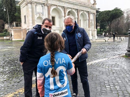 La battaglia della piccola Olivia: il Napoli Femminile le regala un maglietta La battaglia della piccola Olivia: il Napoli Femminile le regala un maglietta