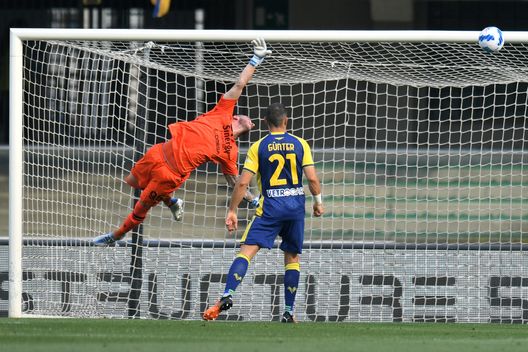 VERONA, ITALY - MAY 14: Lorenzo Montipo of Hellas Verona fails to save the Torino first goal scored by Josip Brekalo (Not pictured) during the Serie A match between Hellas and Torino FC at Stadio Marcantonio Bentegodi on May 14, 2022 in Verona, Italy. (Photo by Alessandro Sabattini/Getty Images) Torino, il gol più bello del 2022 è di Brekalo. Radonjic e Vlasic sul podio- immagine 2
