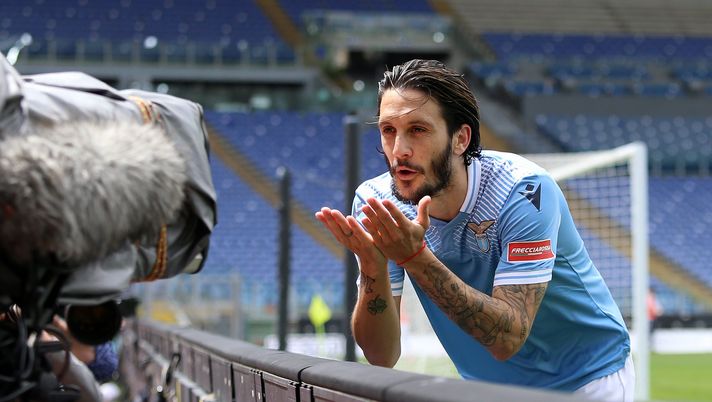 ROME, ITALY - MAY 02: Luis Alberto of SS Lazio celebrates after scoring their team's third goal during the Serie A match between SS Lazio and Genoa CFC at Stadio Olimpico on May 02, 2021 in Rome, Italy. Sporting stadiums around Italy remain under strict restrictions due to the Coronavirus Pandemic as Government social distancing laws prohibit fans inside venues resulting in games being played behind closed doors. (Photo by Paolo Bruno/Getty Images) Interesse sì, offerta non ancora: Siviglia su Luis Alberto dopo quelle parole sul derby di Roma… - immagine 1