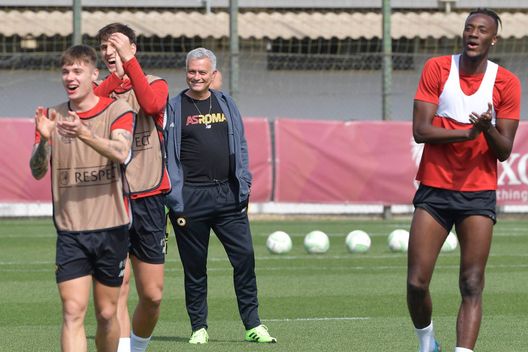 ROME, ITALY - MARCH 16: AS Roma coach Josè Mourinho during a training session at Centro Sportivo Fulvio Bernardini on March 16, 2022 in Rome, Italy. (Photo by Luciano Rossi/AS Roma via Getty Images) Zaniolo, sorriso azzurro e rebus giallorosso: vigilano tre big. Riecco Talisca- immagine 2