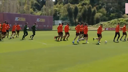 VIDEO Roma, verso la sfida di Europa League contro l’Ajax: i giallorossi scaldano i motori prima del match di Amsterdam