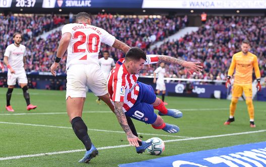 MADRID, SPAIN - MARCH 07: Ángel Correa of Atletico Madrid is tackled by Diego Carlos of Sevilla FC during the Liga match between Club Atletico de Madrid and Sevilla FC at Wanda Metropolitano on March 07, 2020 in Madrid, Spain. (Photo by Denis Doyle/Getty Images) MADRID, SPAIN - MARCH 07: Ángel Correa of Atletico Madrid is tackled by Diego Carlos of Sevilla FC during the Liga match between Club Atletico de Madrid and Sevilla FC at Wanda Metropolitano on March 07, 2020 in Madrid, Spain. (Photo by Denis Doyle/Getty Images)