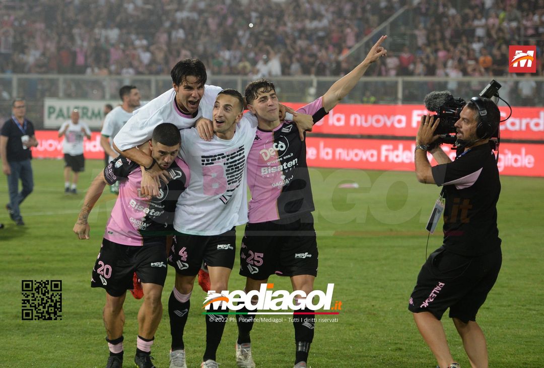 FOTO Palermo in Serie B, i festeggiamenti dei rosanero al Renzo Barbera (Gallery) - immagine 34