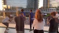 VIDEO Inter, Lukaku lancia il coro ai tifosi: “Chi non salta rossonero è”