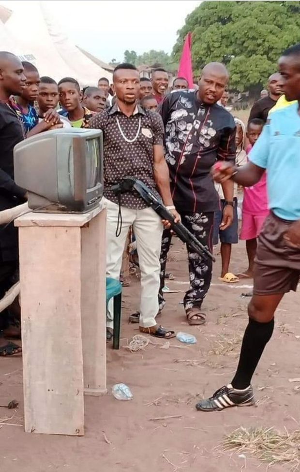 Ma quel fucile...è per proteggere l'arbitro vero...? Ma quel fucile...è per proteggere l'arbitro vero...?