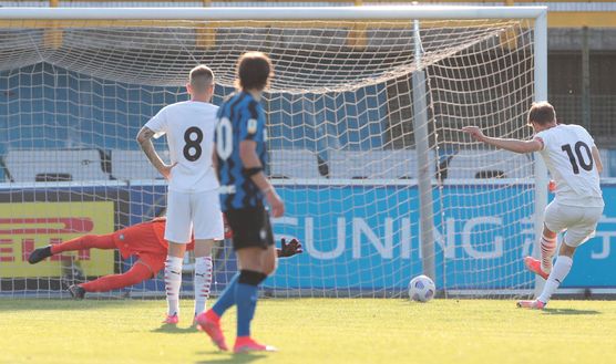 SESTO SAN GIOVANNI, ITALY - MAY 26: Giacomo Olzer of AC Milan misses a penalty during the Primavera 1 TIM match between FC Internazionale U19 and AC Milan U19 at Stadio Breda on May 26, 2021 in Sesto San Giovanni, Italy. (Photo by Emilio Andreoli - Inter/Inter via Getty Images) SESTO SAN GIOVANNI, ITALY - MAY 26: Giacomo Olzer of AC Milan misses a penalty during the Primavera 1 TIM match between FC Internazionale U19 and AC Milan U19 at Stadio Breda on May 26, 2021 in Sesto San Giovanni, Italy. (Photo by Emilio Andreoli - Inter/Inter via Getty Images)