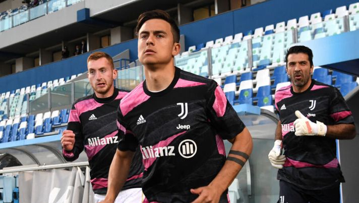 REGGIO NELL'EMILIA, ITALY - MAY 12: Paulo Dybala of Juventus enter the pitch prior to the Serie A match between US Sassuolo and Juventus at Mapei Stadium - Città del Tricolore on May 12, 2021 in Reggio nell'Emilia, Italy. Sporting stadiums around Italy remain under strict restrictions due to the Coronavirus Pandemic as Government social distancing laws prohibit fans inside venues resulting in games being played behind closed doors. (Photo by Alessandro Sabattini/Getty Images) Juve, Gazzetta conferma: “Firma in arrivo, i tempi reali per vedere il rinnovo di Dybala” - immagine 1