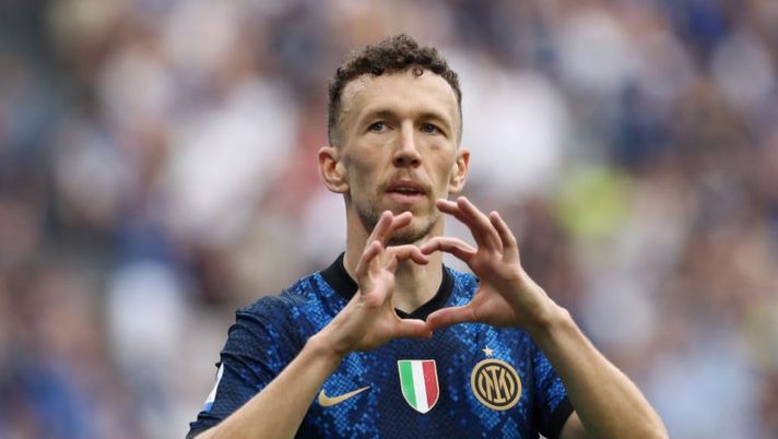 MILAN, ITALY - MAY 22: Ivan Perisic of FC Internazionale celebrates after scoring their side's first goal during the Serie A match between FC Internazionale and UC Sampdoria at Stadio Giuseppe Meazza on May 22, 2022 in Milan, Italy. (Photo by Marco Luzzani/Getty Images) Sky: “Ecco le cifre del biennale di Perisic al Tottenham: quanto guadagnerà” - immagine 1