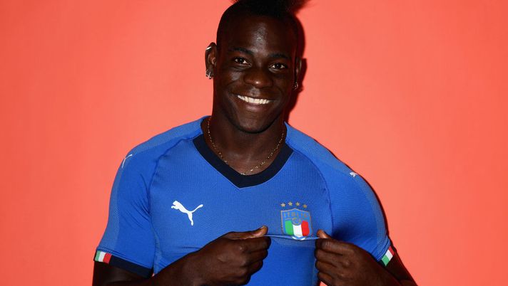 FLORENCE, ITALY - SEPTEMBER 04: Mario Balotelli of Italy poses during the official portrait session at Centro Tecnico Federale di Coverciano on September 4, 2018 in Florence, Italy. (Photo by Claudio Villa/Getty Images) FLORENCE, ITALY - SEPTEMBER 04: Mario Balotelli of Italy poses during the official portrait session at Centro Tecnico Federale di Coverciano on September 4, 2018 in Florence, Italy. (Photo by Claudio Villa/Getty Images)