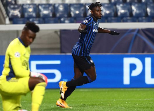 BERGAMO, ITALY - OCTOBER 27: Duvan Zapata of Atalanta BC celebrates his second goal during the UEFA Champions League Group D stage match between Atalanta BC and Ajax Amsterdam at Gewiss Stadium on October 27, 2020 in Bergamo, Italy. (Photo by Marco Luzzani/Getty Images) Atalanta, Lampard vuole Zapata: lo ha chiesto in prestito - immagine 1