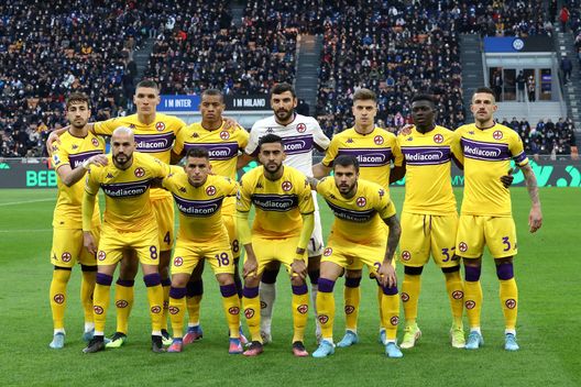 MILAN, ITALY - MARCH 19: Fiorentina players pose for a team photo prior to the Serie A match between FC Internazionale and ACF Fiorentina at Stadio Giuseppe Meazza on March 19, 2022 in Milan, Italy. (Photo by Marco Luzzani/Getty Images) MILAN, ITALY - MARCH 19: Fiorentina players pose for a team photo prior to the Serie A match between FC Internazionale and ACF Fiorentina at Stadio Giuseppe Meazza on March 19, 2022 in Milan, Italy. (Photo by Marco Luzzani/Getty Images)