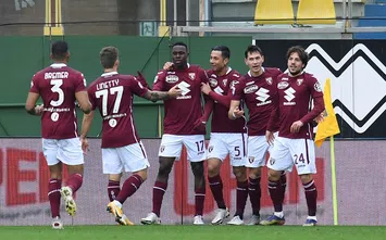  PARMA, ITALY - JANUARY 03: Wilfried Singo of Torino celebrates with Armando Izzo, Simone Verdi and team mates after scoring their sides first goal during the Serie A match between Parma Calcio and Torino FC at Stadio Ennio Tardini on January 03, 2021 in Parma, Italy. Sporting stadiums around Italy remain under strict restrictions due to the Coronavirus Pandemic as Government social distancing laws prohibit fans inside venues resulting in games being played behind closed doors. (Photo by Alessandro Sabattini/Getty Images)