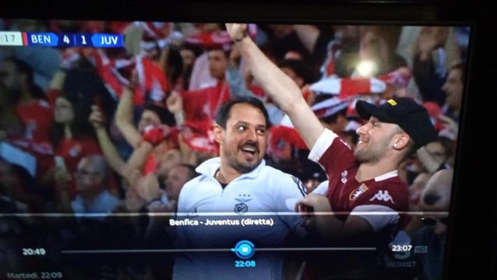 Champions League, il Benfica elimina la Juventus. Sugli spalti una maglia granata - immagine 1