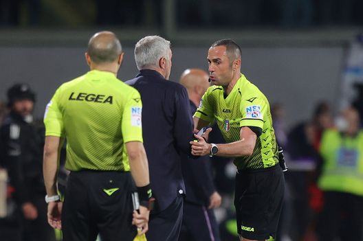 FLORENCE, ITALY - MAY 09: José Mourinho manager of AS Roma and Marco Guida referee (Getty Images) Totti rincara la dose: “Ennesimo episodio. Se non vedi neanche al Var…”- immagine 2