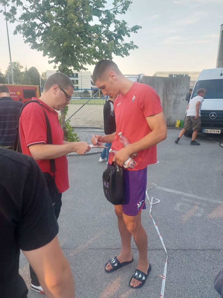 FOTO VN – Milenkovic sereno, firma autografi fuori dallo stadio- immagine 2