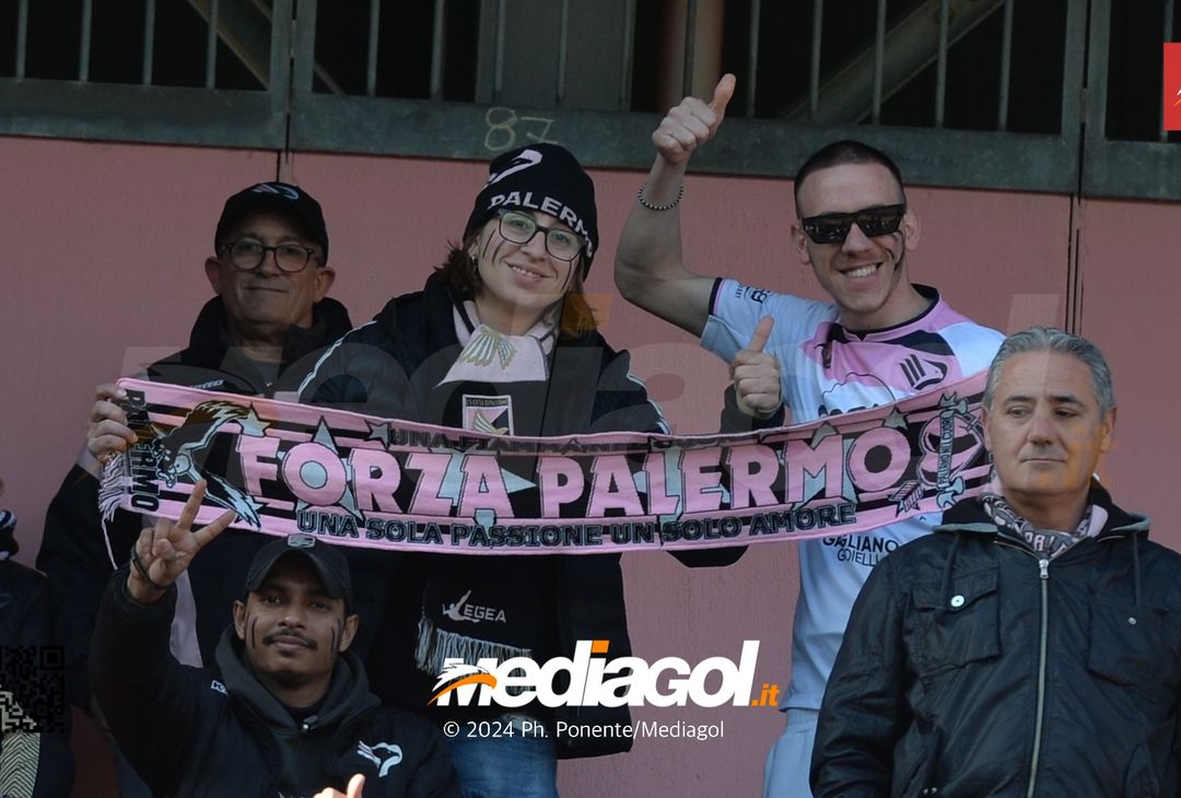 FOTOTIFO Palermo-Como 3-0, gli scatti ai tifosi al “Renzo Barbera” (GALLERY) - immagine 117