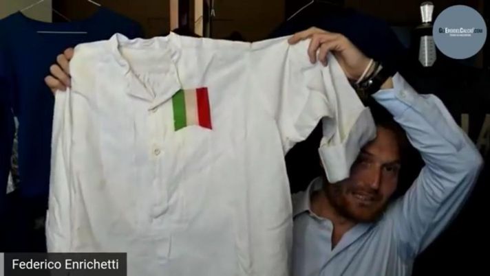La prima maglia in assoluto indossata dall'Italia nel 1910 La prima maglia in assoluto indossata dall'Italia nel 1910