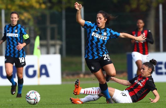 La rossonera Fusetti affronta in scivolata la nerazzurra Simonetti La rossonera Fusetti affronta in scivolata la nerazzurra Simonetti