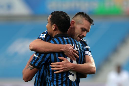  BERGAMO, ITALY - FEBRUARY 06: Luis Muriel of Atalanta B.C. celebrates with teammate Rafael Toloi after scoring his team's third goal during the Serie A match between Atalanta BC and Torino FC at Gewiss Stadium on February 06, 2021 in Bergamo, Italy. Sporting stadiums around Italy remain under strict restrictions due to the Coronavirus Pandemic as Government social distancing laws prohibit fans inside venues resulting in games being played behind closed doors. (Photo by Emilio Andreoli/Getty Images) 