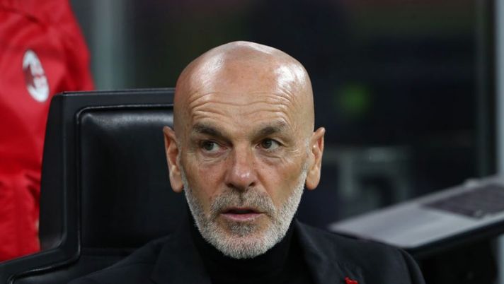 MILAN, ITALY - APRIL 15: Stefano Pioli, Head Coach of AC Milan looks on prior to the Serie A match between AC Milan and Genoa CFC at Stadio Giuseppe Meazza on April 15, 2022 in Milan, Italy. (Photo by Marco Luzzani/Getty Images) Pioli: “Leao, non temo il contratto! Adli atipico. De Ketelaere? Origi dice: 50% tra Kakà e Havertz” - immagine 1