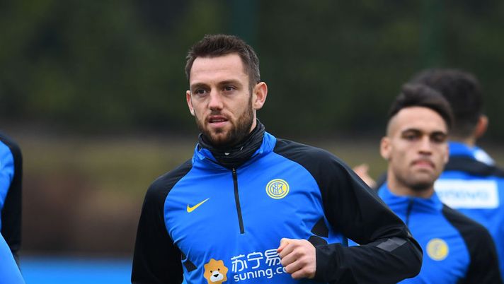 COMO, ITALY - FEBRUARY 19: Stefan de Vrij of FC Internazionale in action during a training session at Appiano Gentile on February 19, 2021 in Como, Italy. (Photo by Claudio Villa - Inter/Inter via Getty Images) 