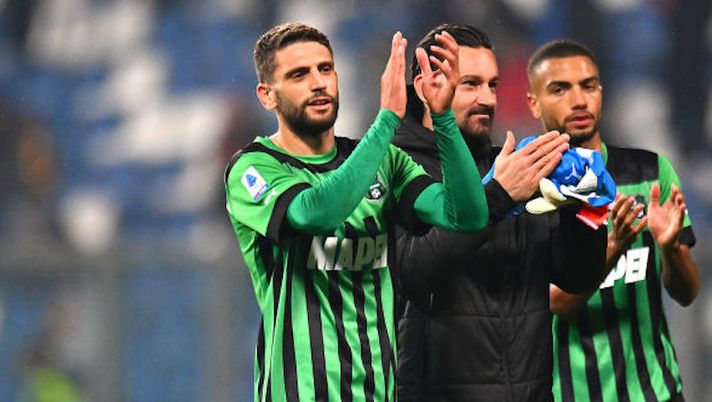 REGGIO NELL'EMILIA, ITALY - NOVEMBER 09: Domenico Berardi of US Sassuolo applauds the fans after their sides draw during the Serie A match between US Sassuolo and AS Roma at Mapei Stadium - Citta' del Tricolore on November 09, 2022 in Reggio nell'Emilia, Italy. (Photo by Alessandro Sabattini/Getty Images) Sassuolo-Sampdoria, le formazioni ufficiali: giocano Berardi e Thorstvedt, fuori Villar - immagine 1