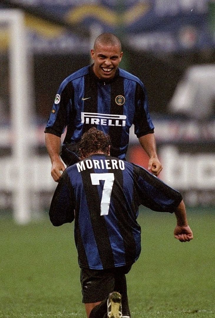  "Sciuscià" Moriero lustra le scarpe dei compagni. 