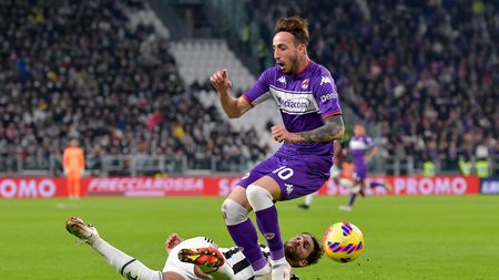TURIN, ITALY - NOVEMBER 06: Manuel Locatelli of Juventus competes for the ball with Gaetano Castrovilli ACF Fiorentina during the Serie A match between Juventus FC and ACF Fiorentina at Allianz Stadium on November 06, 2021 in Turin, Italy. (Photo by Daniele Badolato - Juventus FC/Juventus FC via Getty Images)