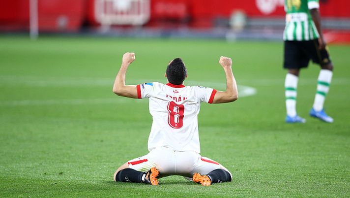 SEVILLE, SPAIN - MARCH 14: Joan Jordan of Sevilla celebrates after victory in the La Liga Santander match between Sevilla FC and Real Betis at Estadio Ramon Sanchez Pizjuan on March 14, 2021 in Seville, Spain. Sporting stadiums around Spain remain under strict restrictions due to the Coronavirus Pandemic as Government social distancing laws prohibit fans inside venues resulting in games being played behind closed doors. (Photo by Fran Santiago/Getty Images) Siviglia, Joan Jordan: “E’ speciale, arrivi al supermercato e capisci che c’è il derby…” - immagine 1