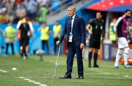 (credits: GETTY images) Tabarez, ct Uruguay, in stampelle ai Mondiali 2016
