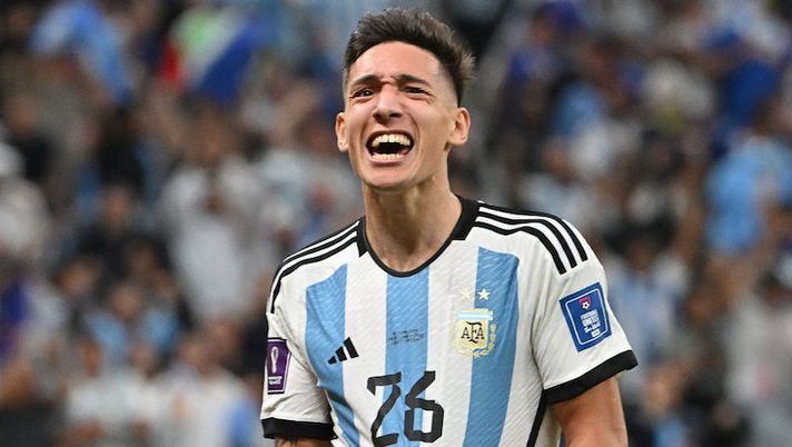 Argentina's defender #26 Nahuel Molina celebrates scoring his team's first goal during the Qatar 2022 World Cup quarter-final football match between Netherlands and Argentina at Lusail Stadium, north of Doha, on December 9, 2022. (Photo by Alberto PIZZOLI / AFP) (Photo by ALBERTO PIZZOLI/AFP via Getty Images) Retroscena Molina, Di Marzio: “In estate era vicino a questa squadra italiana” - immagine 1
