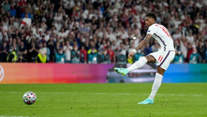 LONDON, ENGLAND - JULY 11: Marcus Rashford of England misses their team's third penalty in the penalty shoot out during the UEFA Euro 2020 Championship Final between Italy and England at Wembley Stadium on July 11, 2021 in London, England. (Photo by Frank Augstein - Pool/Getty Images) 