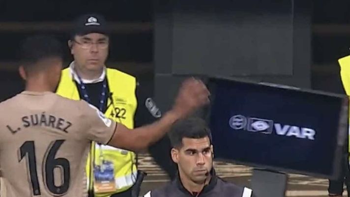 Almeria, cartellino rosso per Suarez: lui spacca il monitor Var… - immagine 1