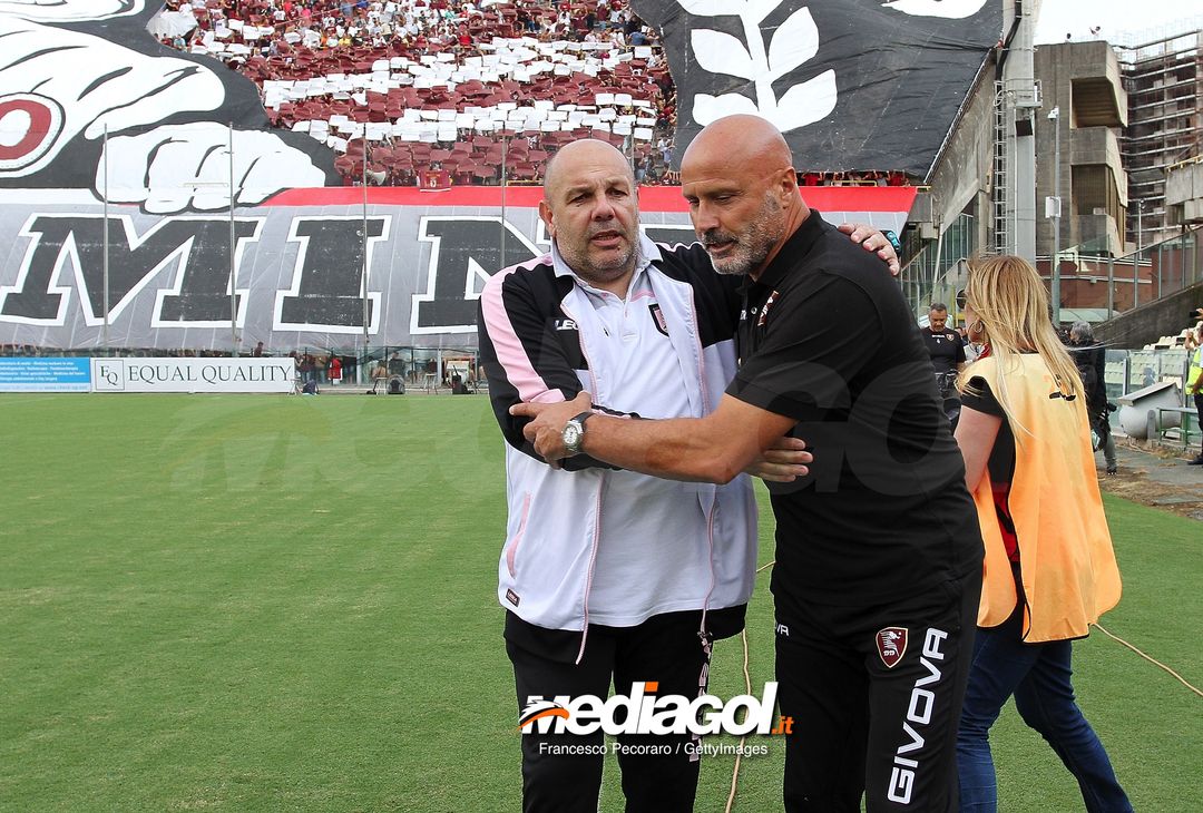  SALERNO, ITALY - AUGUST 25:  Coach of US Salernitana Stefano Colantuono greets coach of US Citta di Palermo Bruno Tedino before the Serie B match between US Salernitana and US Citta di Palermo on August 25, 2018 in Salerno, Italy.  (Photo by Francesco Pecoraro/Getty Images) 