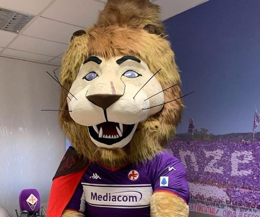 Mascotte Fiorentina scatta foto in centro per San Valentino- immagine 2