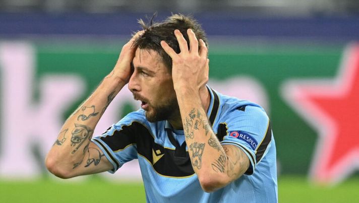 Lazio's Italian defender Francesco Acerbi reacts during the UEFA Champions League group F football match BVB Borussia Dortmund v Lazio in Dortmund, western Germany, on December 2, 2020. (Photo by Ina Fassbender / AFP) (Photo by INA FASSBENDER/AFP via Getty Images) Lazio, attesa per gli esami di Acerbi: c’è un timore. Luis Alberto e Muriqi… - immagine 1