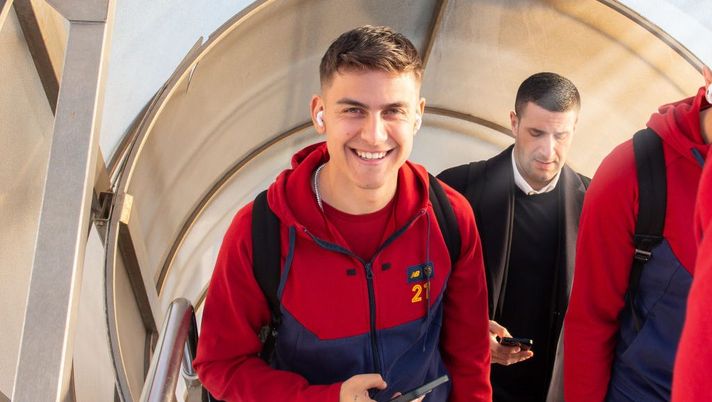 Roma in partenza per Cremona: applausi e selfie per Wijnaldum, Dybala e Belotti - immagine 1