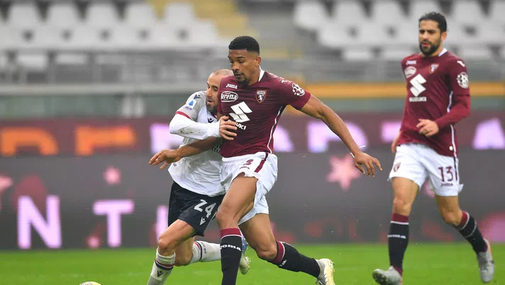 TURIN, ITALY - DECEMBER 20: Rodrigo Palacio of Bologna battles for possession with Bremer of Torino during the Serie A match between Torino FC and Bologna FC at Stadio Olimpico di Torino on December 20, 2020 in Turin, Italy. Sporting stadiums around Italy remain under strict restrictions due to the Coronavirus Pandemic as Government social distancing laws prohibit fans inside venues resulting in games being played behind closed doors. (Photo by Valerio Pennicino/Getty Images)