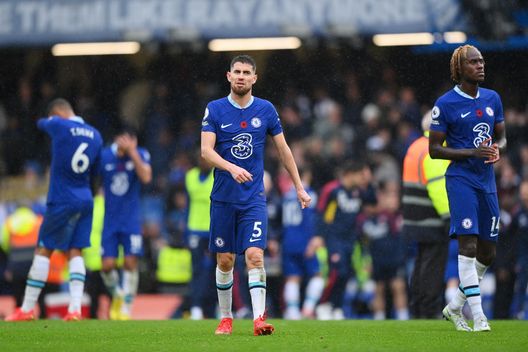 LONDON, ENGLAND - NOVEMBER 06: Jorginho of Chelsea looks dejected following their side's defeat in the Premier League match between Chelsea FC and Arsenal FC at Stamford Bridge on November 06, 2022 in London, England. (Photo by Justin Setterfield/Getty Images) Chelsea, Potter: “Non è carino dirlo ma l’Arsenal ha meritato di vincere” - immagine 1