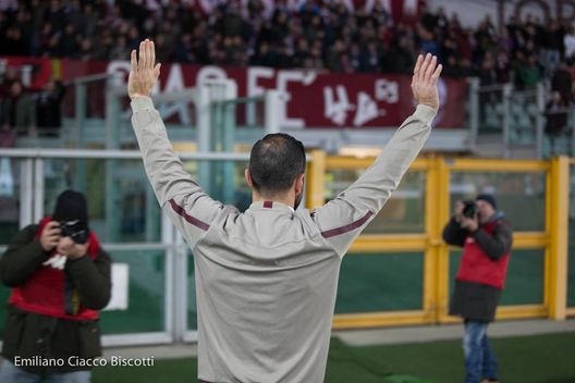 Quagliarella chiede scusa ai tifosi sotto la Maratona, gennaio 2016. Quagliarella chiede scusa ai tifosi sotto la Maratona, gennaio 2016.