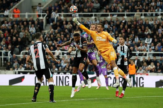 NEWCASTLE UPON TYNE, ENGLAND - OCTOBER 17: Karl Darlow of Newcastle United jumps for the ball with Harry Kane of Tottenham Hotspur (obscured) during the Premier League match between Newcastle United and Tottenham Hotspur at St. James Park on October 17, 2021 in Newcastle upon Tyne, England. (Photo by Ian MacNicol/Getty Images) NEWCASTLE UPON TYNE, ENGLAND - OCTOBER 17: Karl Darlow of Newcastle United jumps for the ball with Harry Kane of Tottenham Hotspur (obscured) during the Premier League match between Newcastle United and Tottenham Hotspur at St. James Park on October 17, 2021 in Newcastle upon Tyne, England. (Photo by Ian MacNicol/Getty Images)