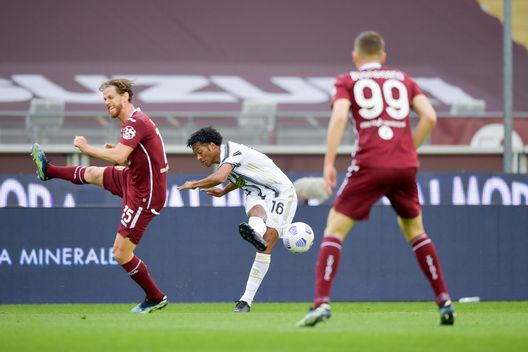 TURIN, ITALY - APRIL 03: Juan Cuadrado of Juventus competes for the ball against Cristian Daniel Ansaldi of Torino FC during the Serie A match between Torino FC and Juventus at Stadio Olimpico di Torino on April 03, 2021 in Turin, Italy. Sporting stadiums around Italy remain under strict restrictions due to the Coronavirus Pandemic as Government social distancing laws prohibit fans inside venues resulting in games being played behind closed doors. (Photo by Daniele Badolato - Juventus FC/Juventus FC via Getty Images) TURIN, ITALY - APRIL 03: Juan Cuadrado of Juventus competes for the ball against Cristian Daniel Ansaldi of Torino FC during the Serie A match between Torino FC and Juventus at Stadio Olimpico di Torino on April 03, 2021 in Turin, Italy. Sporting stadiums around Italy remain under strict restrictions due to the Coronavirus Pandemic as Government social distancing laws prohibit fans inside venues resulting in games being played behind closed doors. (Photo by Daniele Badolato - Juventus FC/Juventus FC via Getty Images)